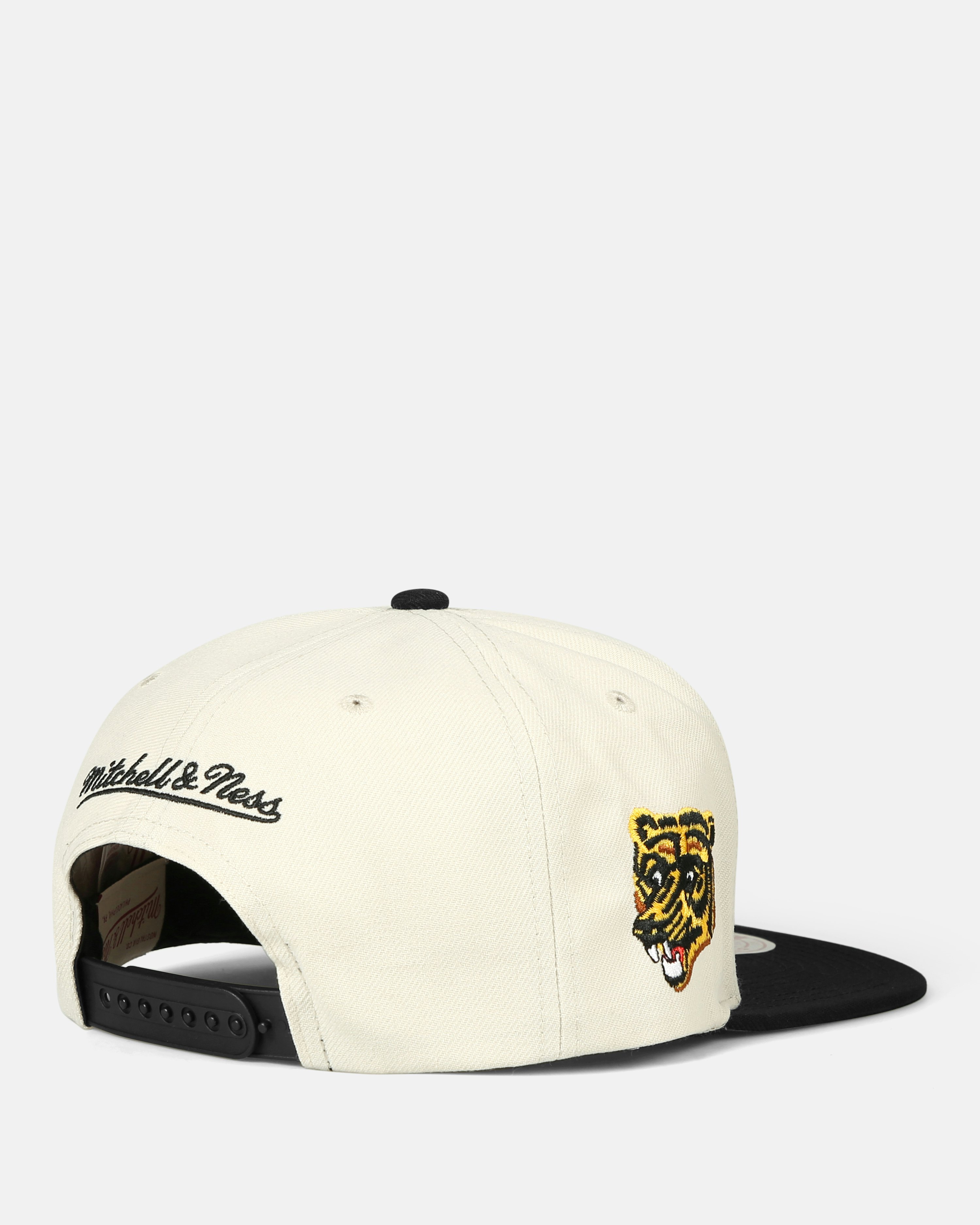 Boston Bruins Mitchell & Ness Vintage Script Snapback Hat - Black/Gold