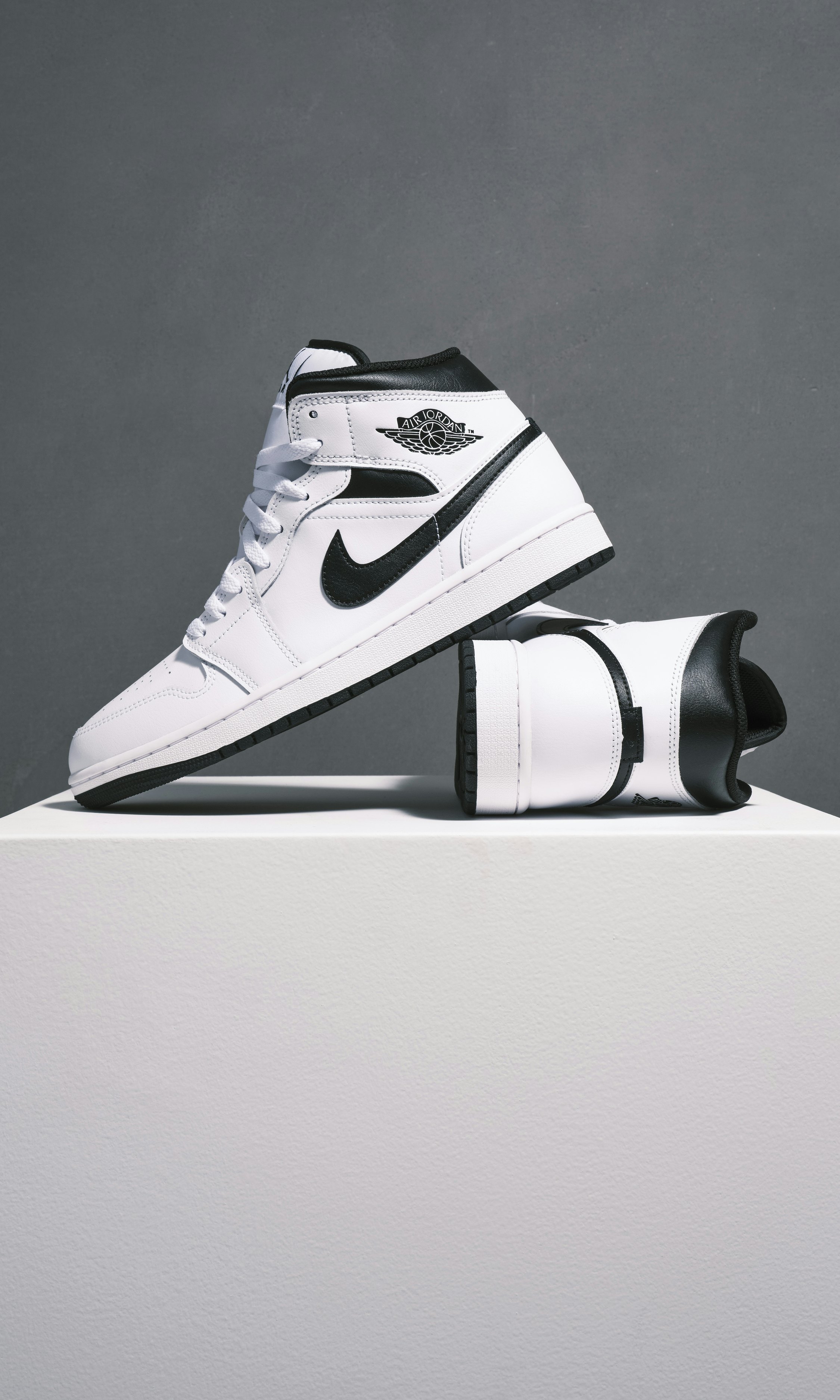 Jordan 1 Mid sneakers popular